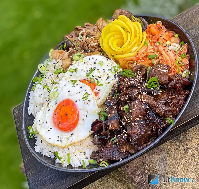 Пулькоги - подача блюда по-корейски с рисом и кимчи