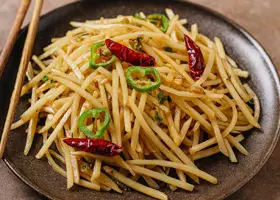 Картофель по-китайски соломкой с чесноком и перцем