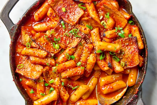 Токпокки (Tteokbokki) - острые рисовые палочки по-корейски
