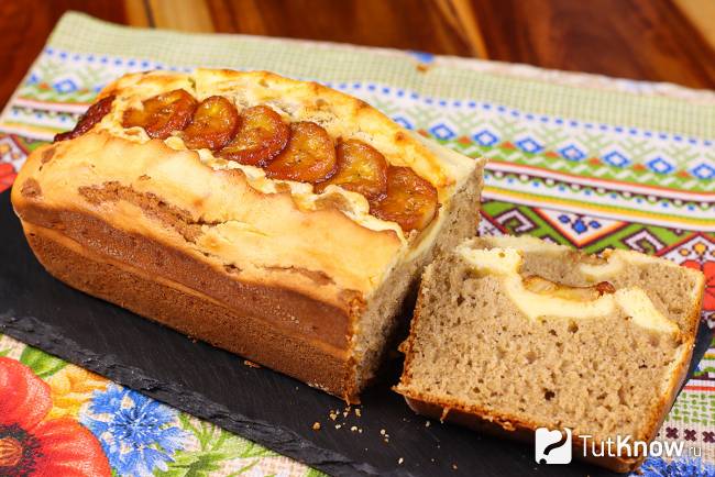 Банановый хлеб с крем-сыром и карамелизированными бананами