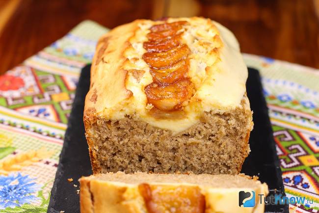 Банановый хлеб с крем-сыром и карамелизированными бананами