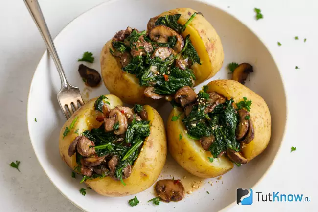 Фаршированный запеченный картофель с грибами