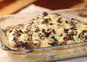 Куриные рулетики с грибами, шпинатом и сыром в соусе
