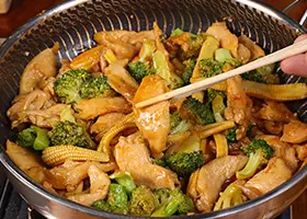 Курица с брокколи и мини-кукурузой в коричневом соусе