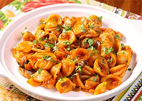Паста Орекьетте Наполитан с курицей, грибами и кетчупом