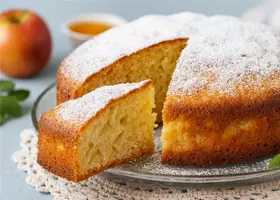 Простая шарлотка с манкой и яблоками на кефире