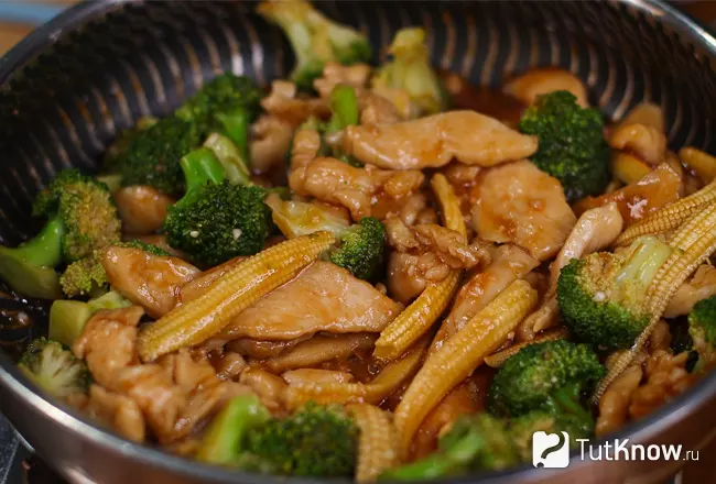 Шаг 6 - обжаривание курицы с брокколи на сковороде