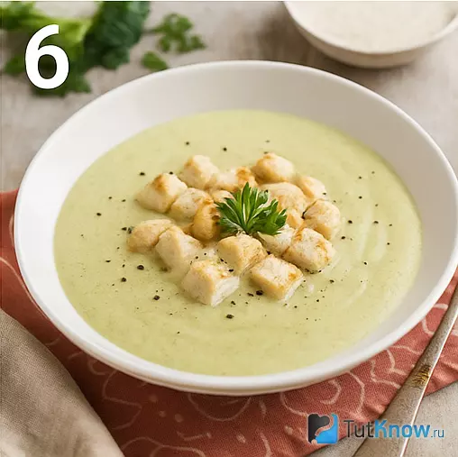 Шаг 6 - готовый крем-суп из брокколи с сухариками сверху