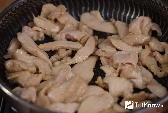 Шаг 5 - обжаривание бархатной курицы