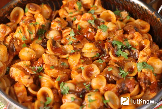 Паста Орекьетте Наполитан с курицей, грибами и кетчупом