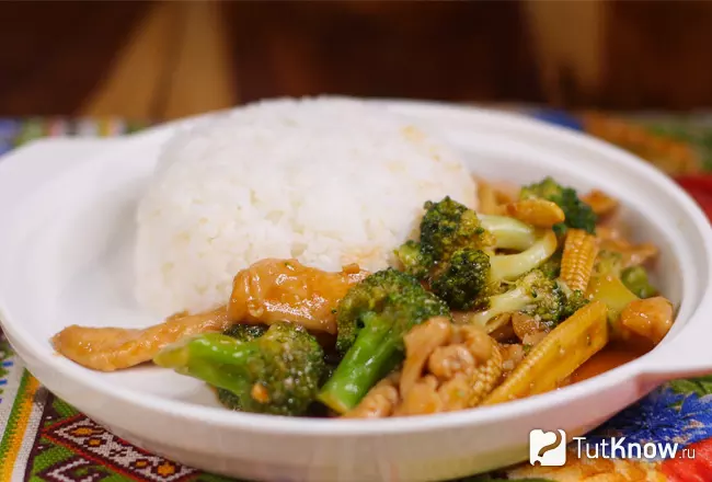 Готовая курица с брокколи и мини-кукурузой в коричневом соусе с рисом