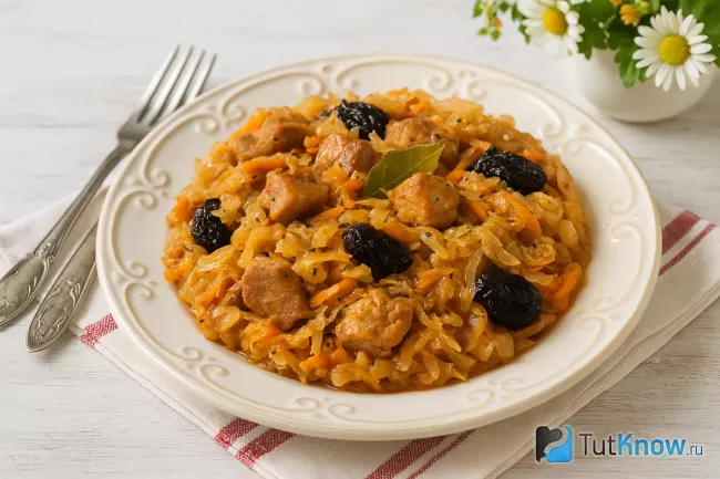 Рецепт бигуса из свежей капусты с мясом и черносливом