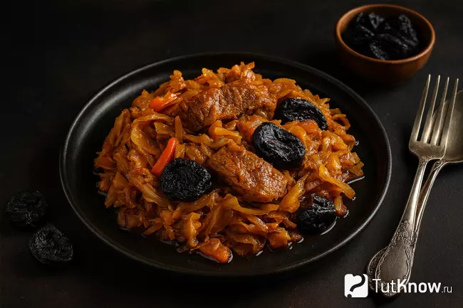 Бигус из свежей капусты с мясом и черносливом