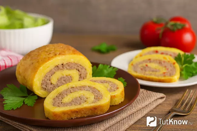 Картофельные рулетики с фаршем в духовке