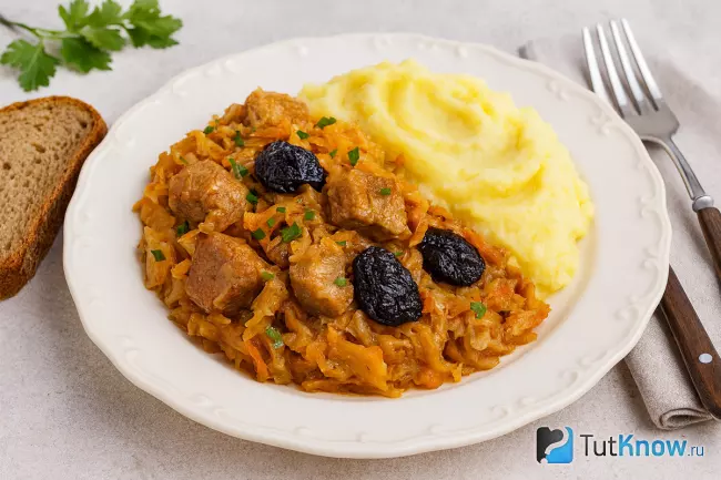С чем подают бигус - пюре картофельное и ржаной хлеб