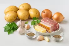 Ингредиенты для картофеля с луком и беконом