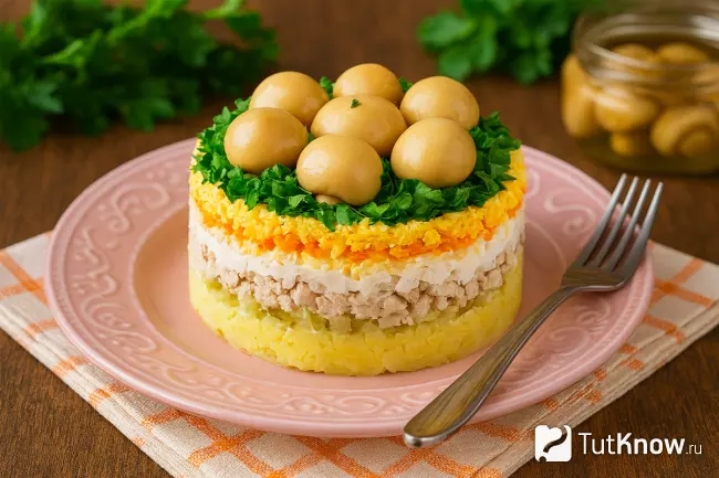 Салат Лесная поляна с грибами и куриной грудкой