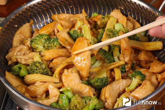 Рецепт курицы с брокколи и мини-кукурузой в коричневом соевом соусе