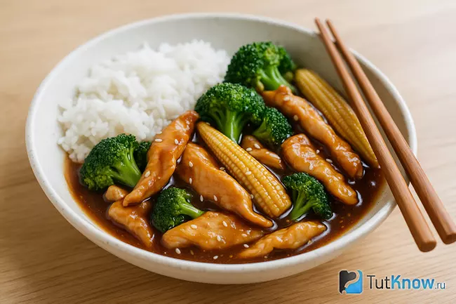 Бархатная курица с брокколи в густом соевом соусе