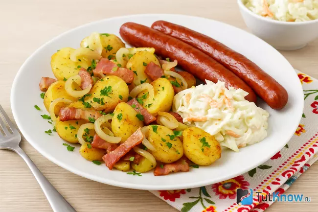 Рецепт картофеля с луком и беконом по-польски