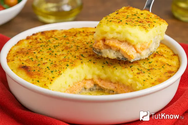 Картофельная запеканка с лососем и сыром