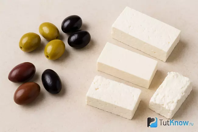 Оливки и сыр фета для греческого рецепта картошки