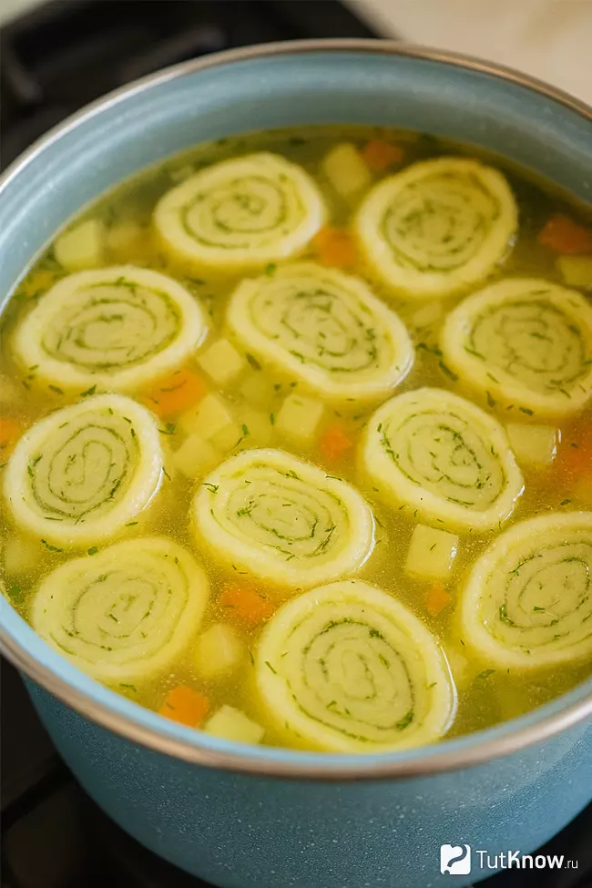Готовый куриный суп с картофелем и чесночными галушками
