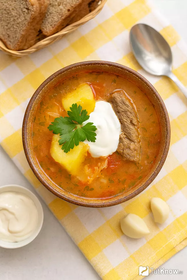 Щи из свежей капусты с мясом, картофелем и сметаной