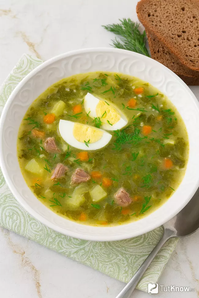 Борщ со щавелем, картофелем, мясом и яйцами