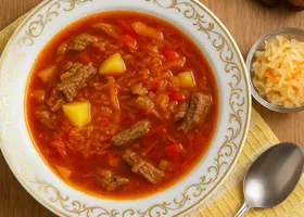 Щи из квашеной капусты с говядиной и томатной пастой