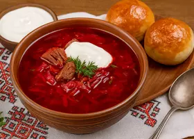 Украинский борщ с чесночными пампушками