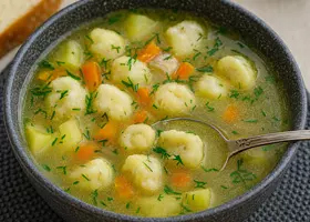 Чесночный суп с галушками на курином бульоне