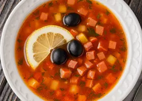 Классическая солянка с колбасой — вкусный рецепт