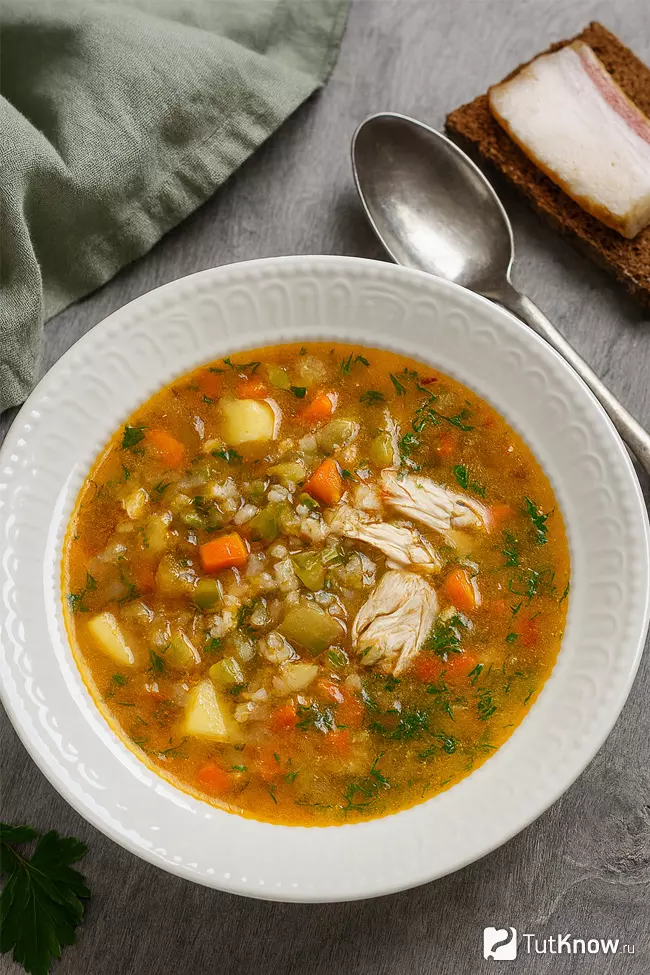 Рецепт рассольника с курицей, перловкой и солёными огурцами