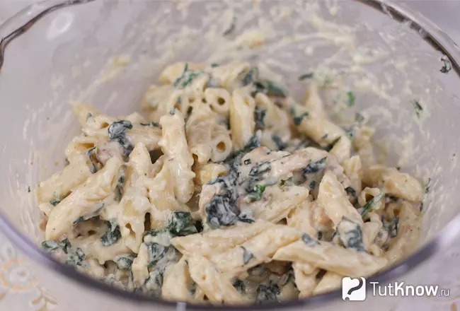 Шаг 5 - смешивание пасты со шпинатом, сырным соусом и курицей