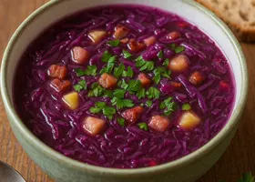 Суп из красной капусты с беконом и морковью