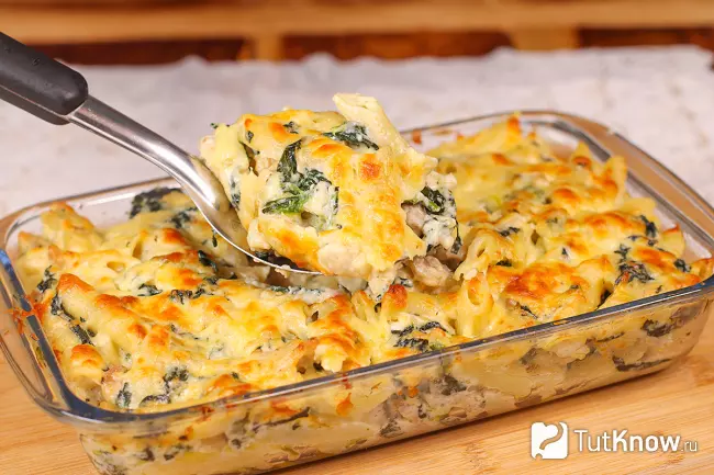 Готовый Mac & Cheese с курицей и шпинатом