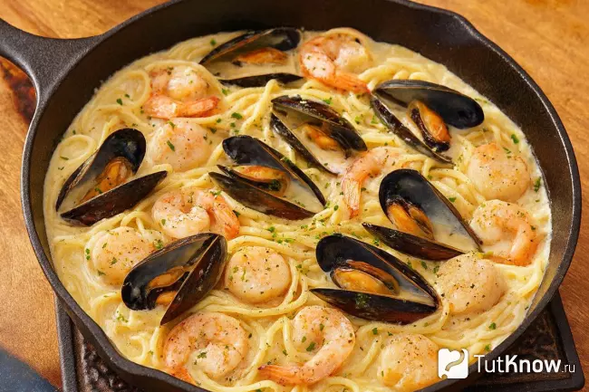 Вкусная паста с морепродуктами в сливочно-винном соусе