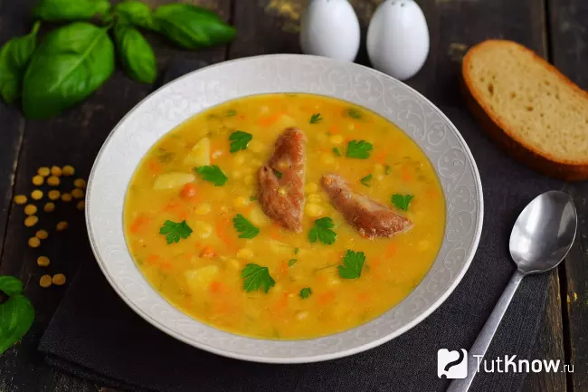 Готовый гороховый суп со свиными рёбрышками и картофелем