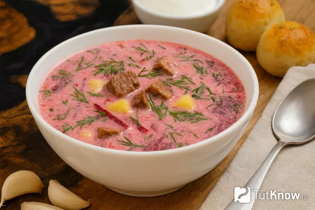 Красный борщ с говядиной, картофелем и сметаной