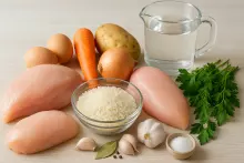Ингредиенты для куриного супа с рисом и яйцом
