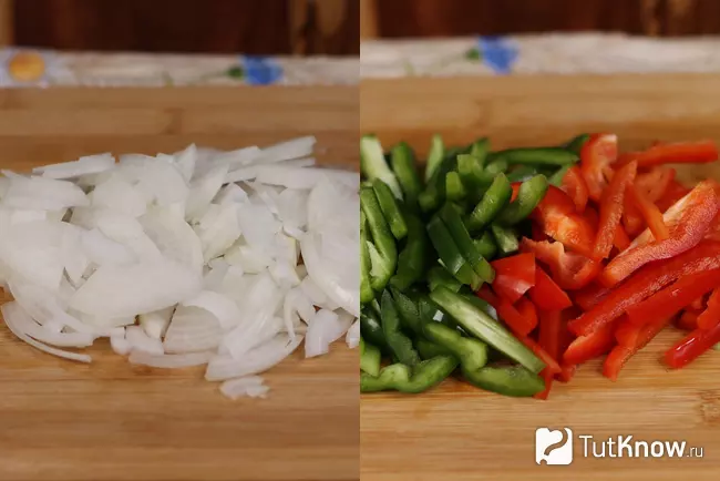 Нарезанные полукольцами лук и длинные дольки сладкого перца на разделочной доске