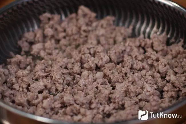 Обжаренный свиной фарш на сковороде до изменения цвета
