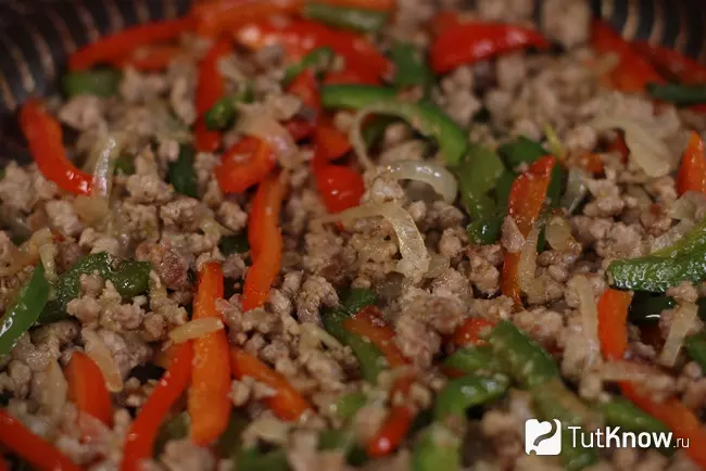 Фарш, лук и крупные дольки сладкого перца, тушащиеся вместе на сковороде