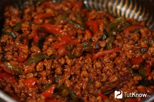 Мясная смесь с перцем в густом томатном соусе после тушения