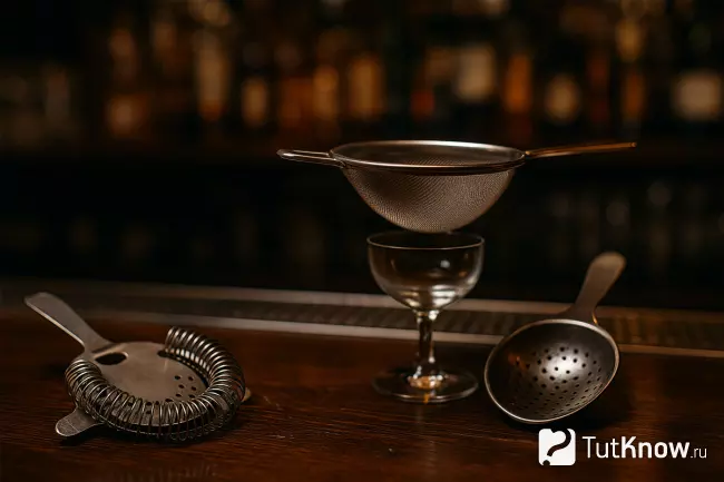 Стрейнер или металлическое сито для коктейлей, Hawthorne strainer