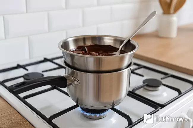 Процесс растапливания шоколада на водяной бане