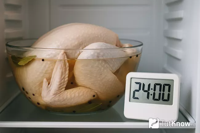 Индейка в стеклянной миске маринуется в рассоле в холодильнике