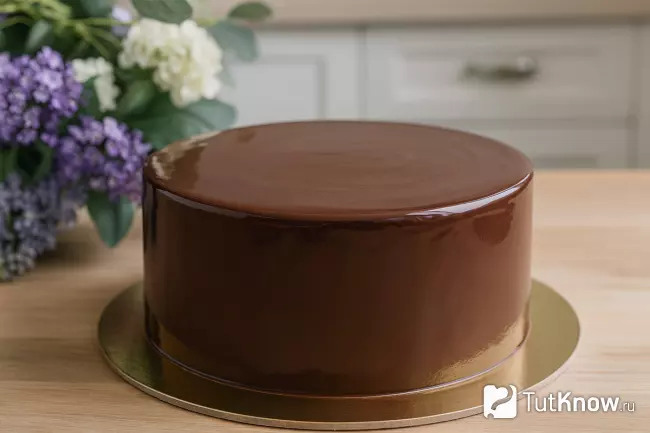 Готовый торт, покрытый глянцевым шоколадным ганашем
