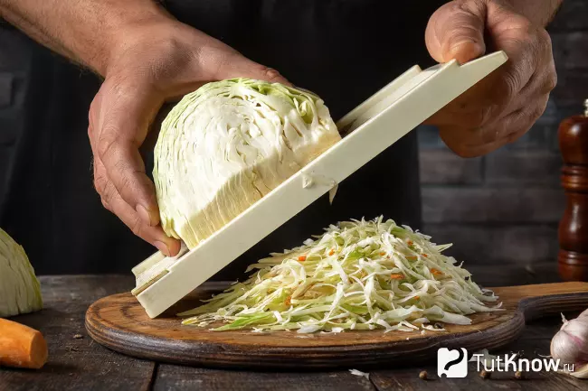 Шинковка свежей капусты на тёрке для квашения